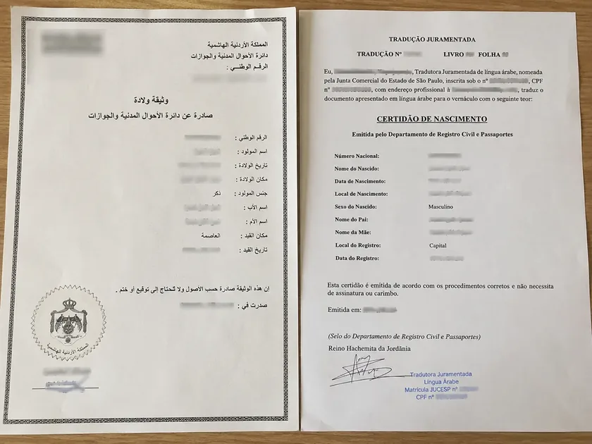 Certidão de nascimento jordaniana em árabe ao lado de sua tradução juramentada em português, com dados desfocados
