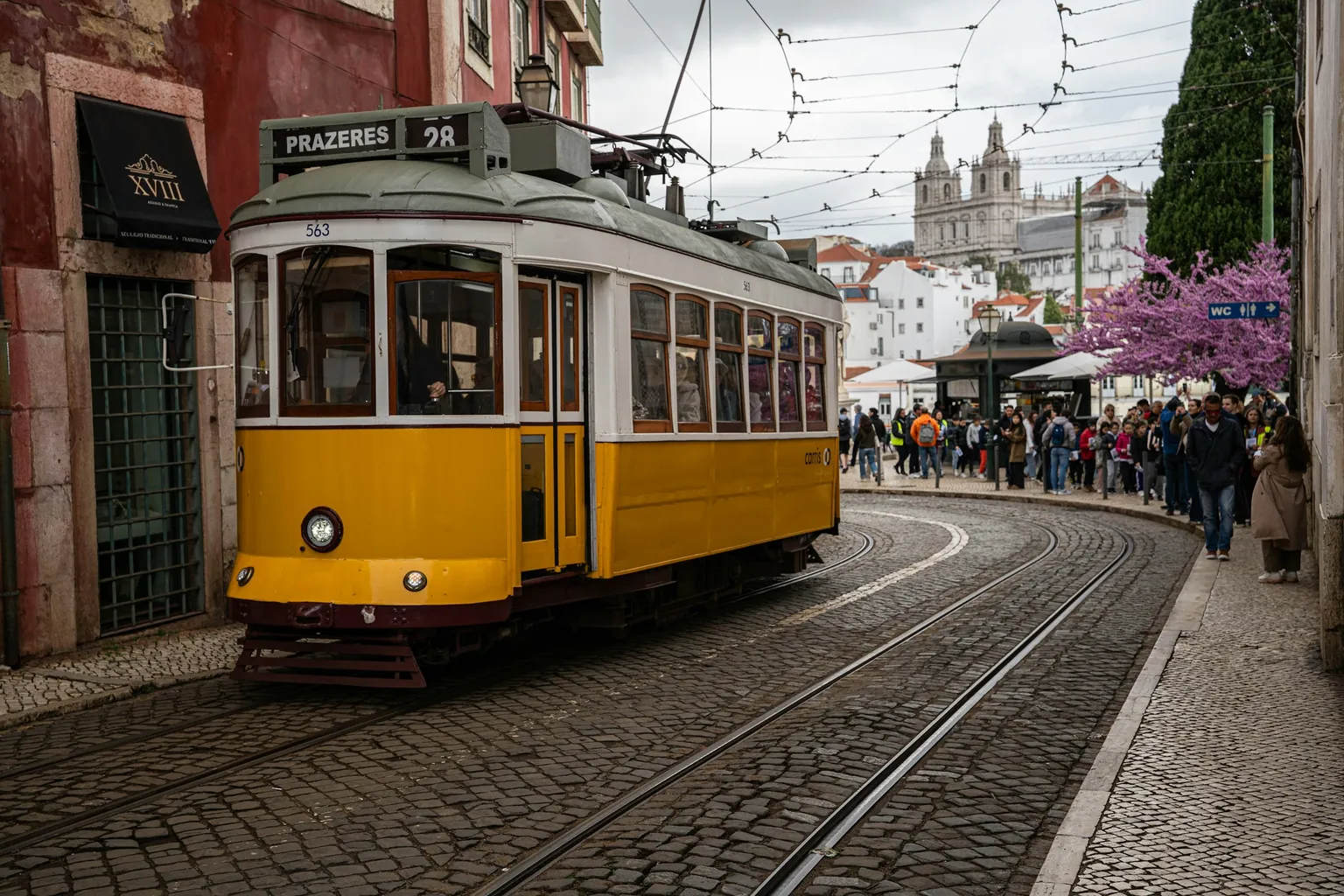 Bonde amarelo 28 numa rua de paralelepípedos em Lisboa, destino comum de quem usa no exterior uma procuração feita no Brasil