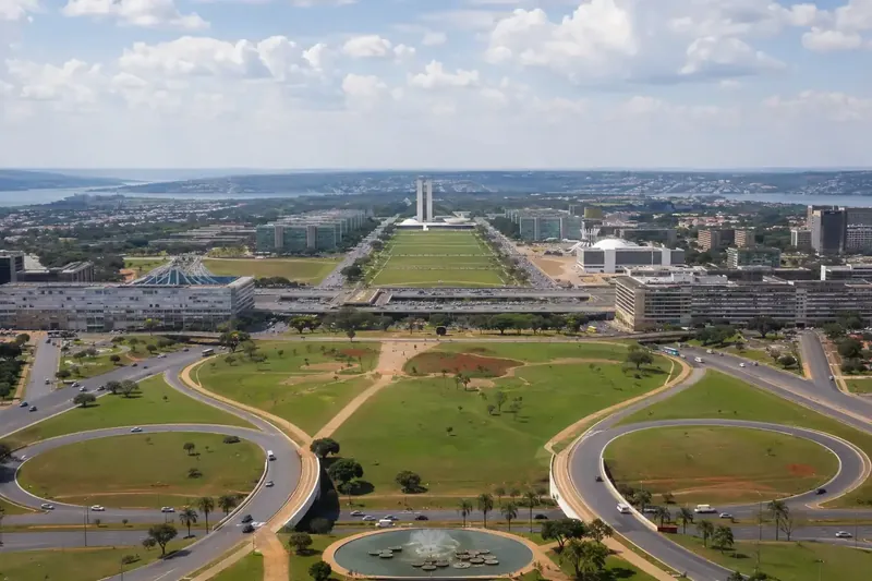 Vista aérea do Eixo Monumental, em Brasília, com a Esplanada dos Ministérios e o Congresso Nacional ao fundo e carros nas vias