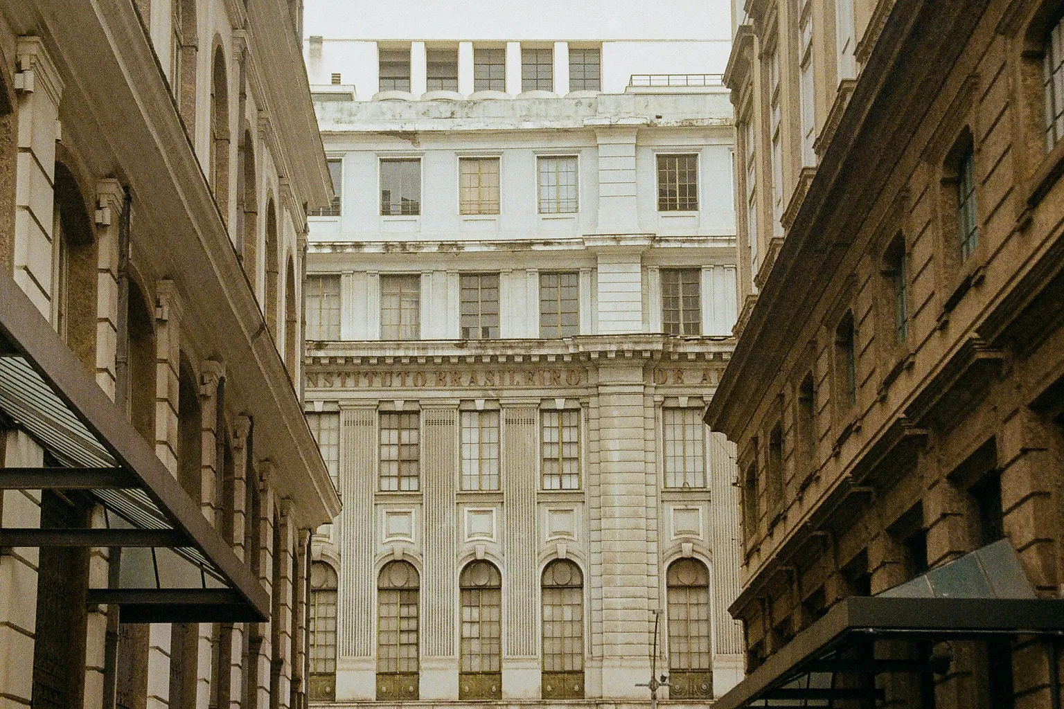 Rua do Centro do Rio de Janeiro com fachadas de prédios históricos