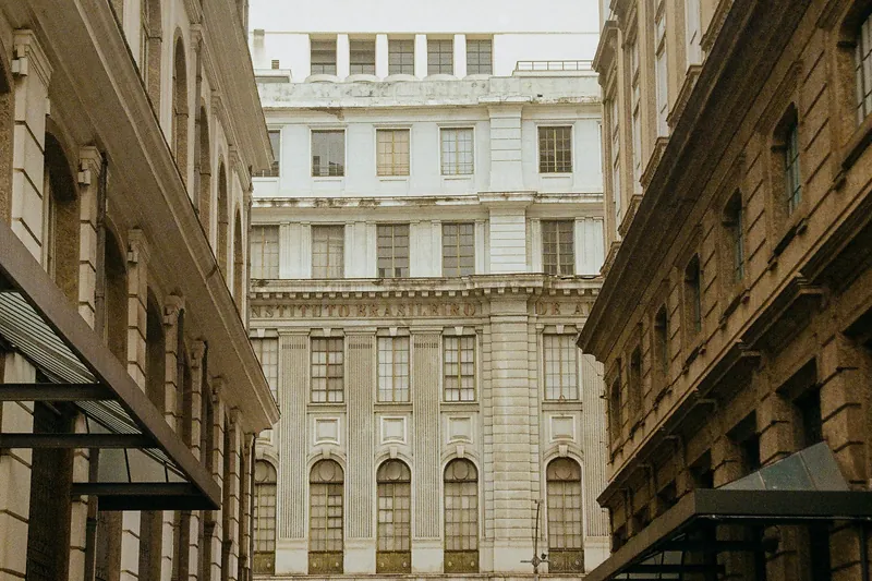 Rua do Centro do Rio de Janeiro com fachadas de prédios históricos